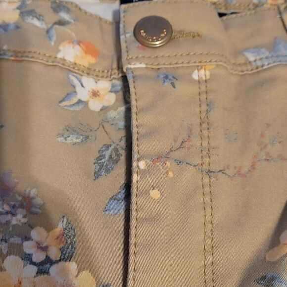Bandolino floral design Cropped pants - Picture 5 of 9